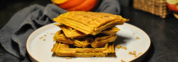 Waffeln zum Mittagessen? Herzhafte Kürbis-Waffeln mit Röstzwiebeln