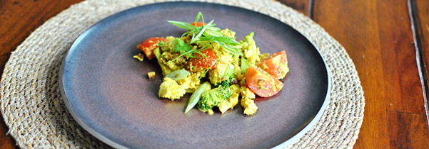 Ein Klassiker auf dem veganen Frühstücksteller! Rührtofu (veganes Rührei) mit Brokkoli und Tomate