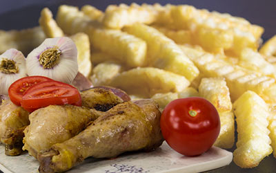 Weidehähnchen-Keulen und Pommes im Angebot