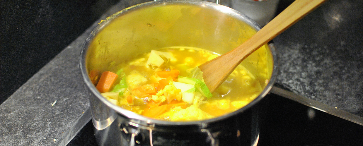 Curry-Blumenkohlsuppe mit Süßkartoffel und Karotte